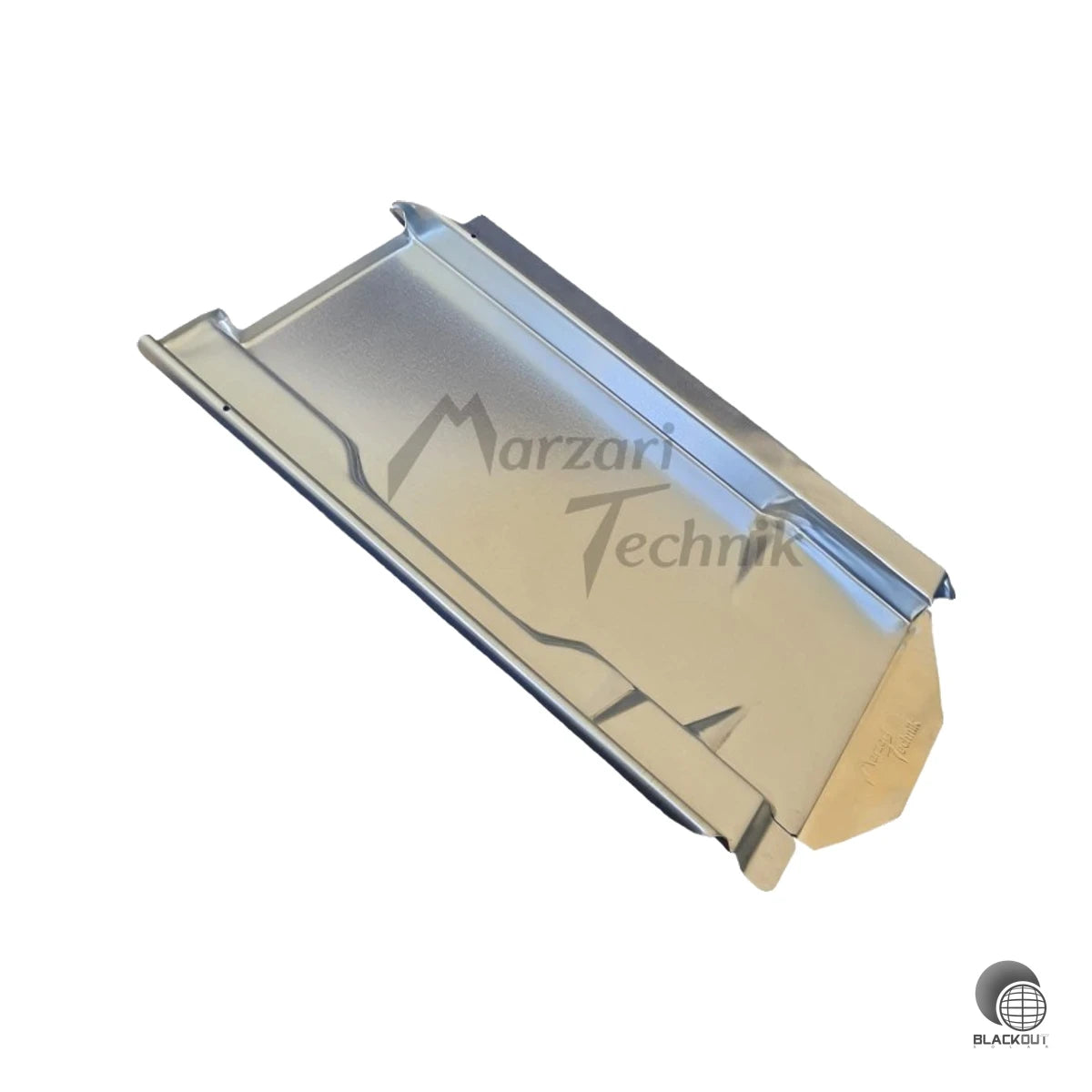 Verzinkte Metalldachplatte für die sichere Dachdurchführung von PV-Leitungen bei Tonziegeln — kompatibel mit gängigen Ziegeltypen von Creaton, Wienerberger und Mühlacker.