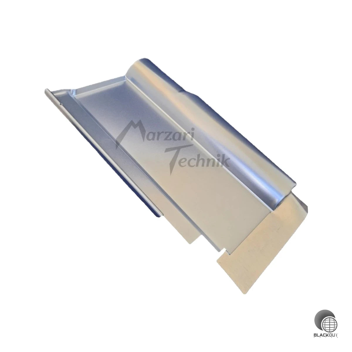 Passende Metalldachplatte für Ziegeltypen wie Bornholm (Röben), MZ3 27x44,5 (Creaton) und Rubin 13V (Braas) — für eine sichere und dichte Kabeldurchführung bei der PV-Montage auf Ziegeldächern.