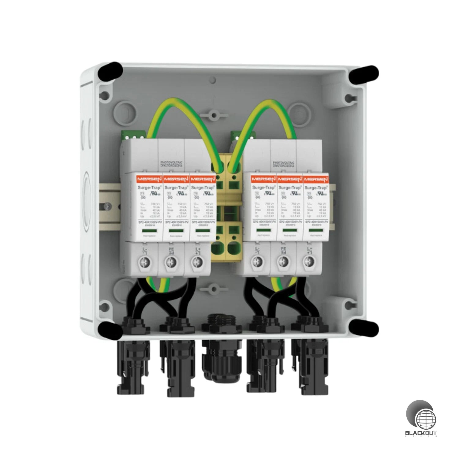 Vorinstallierter Photovoltaik-Generatoranschlusskasten von Mersen mit Typ 1+2 Überspannungsschutz für 2 MPP-Tracker und MC4-Steckanschlüssen — schützt Wechselrichter und PV-Anlage zuverlässig vor Blitz- und Überspannungen.