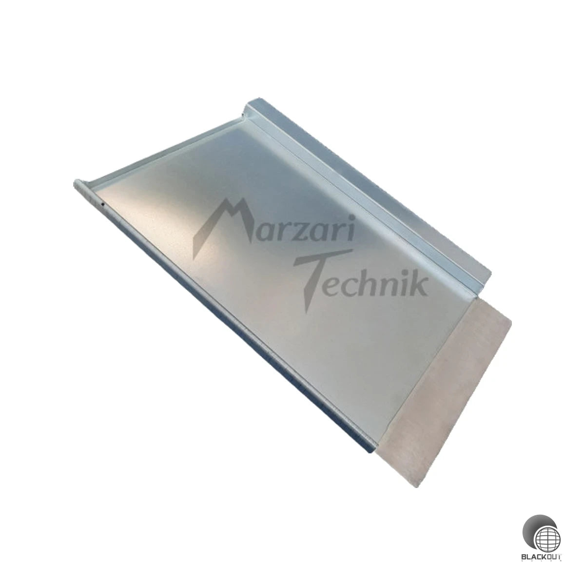 Verzinkte Metalldachplatte Typ Extra AT330 für die sichere Dachdurchführung bei Bramac Markant und Strangfalz-Dächern — inkl. Schaumkeile für eine dichte, professionelle Montage.