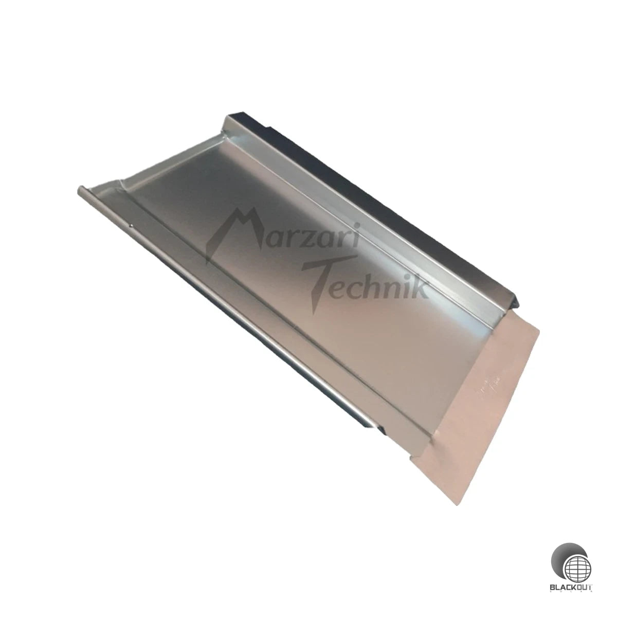 Die Metalldachplatte Grande 300 von Marzari in Ziegelrot (RAL 8004) ermöglicht eine sichere und dichte Dachdurchführung bei der PV-Montage auf Reformziegeln. Kompatibel mit zahlreichen gängigen Ziegeltypen namhafter Hersteller.