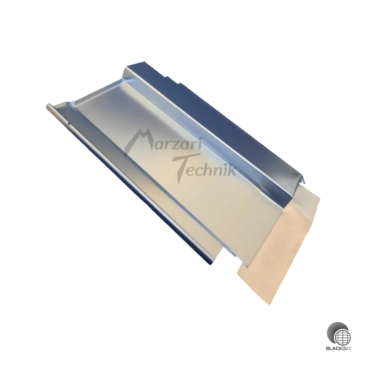 Verzinkte Metalldachplatte für die sichere Kabeldurchführung bei der PV-Montage auf Tonziegeldächern — kompatibel mit ausgewählten Ziegeltypen von Röben, Creaton und Braas.