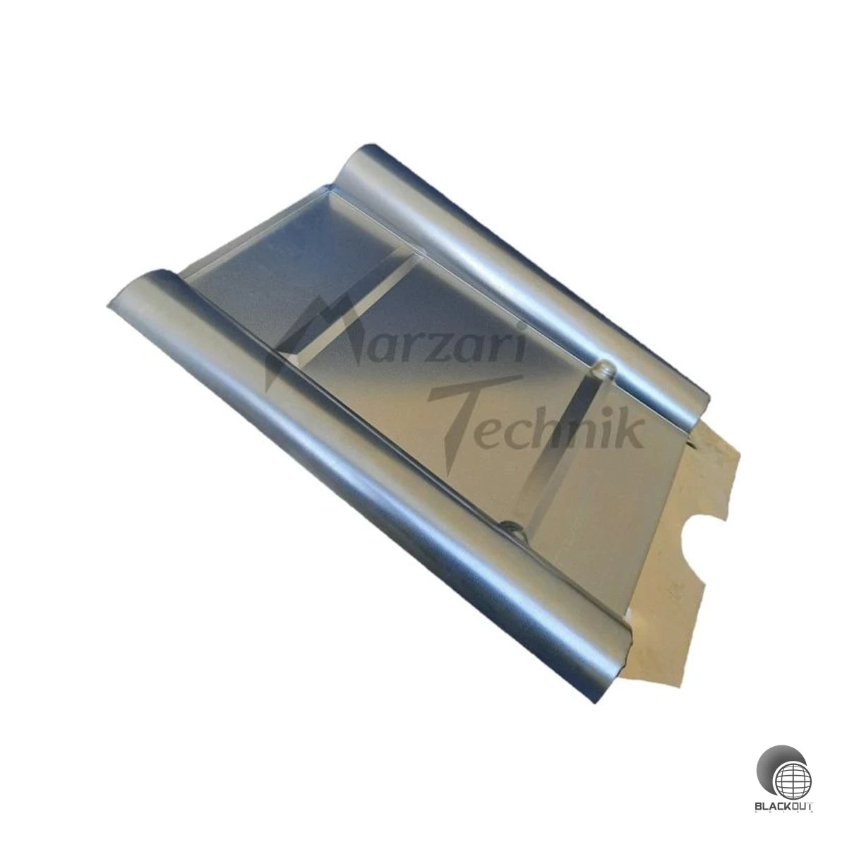 Pulverbeschichtete Metallersatzplatte für Betondachsteine im Format 40×48,5 cm – die zuverlässige Grundlage für die saubere und witterungsbeständige Dachdurchführung bei PV-Anlagen auf Betondachstein-Dächern.