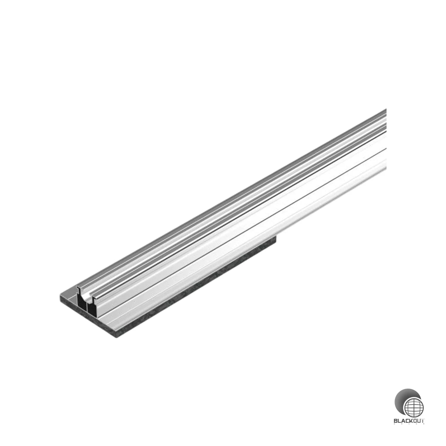Stabiles Aluminium-Trägerprofil für die professionelle Montage von PV-Modulen auf Flachdächern – als Basis für kurze und lange Stützen konzipiert.